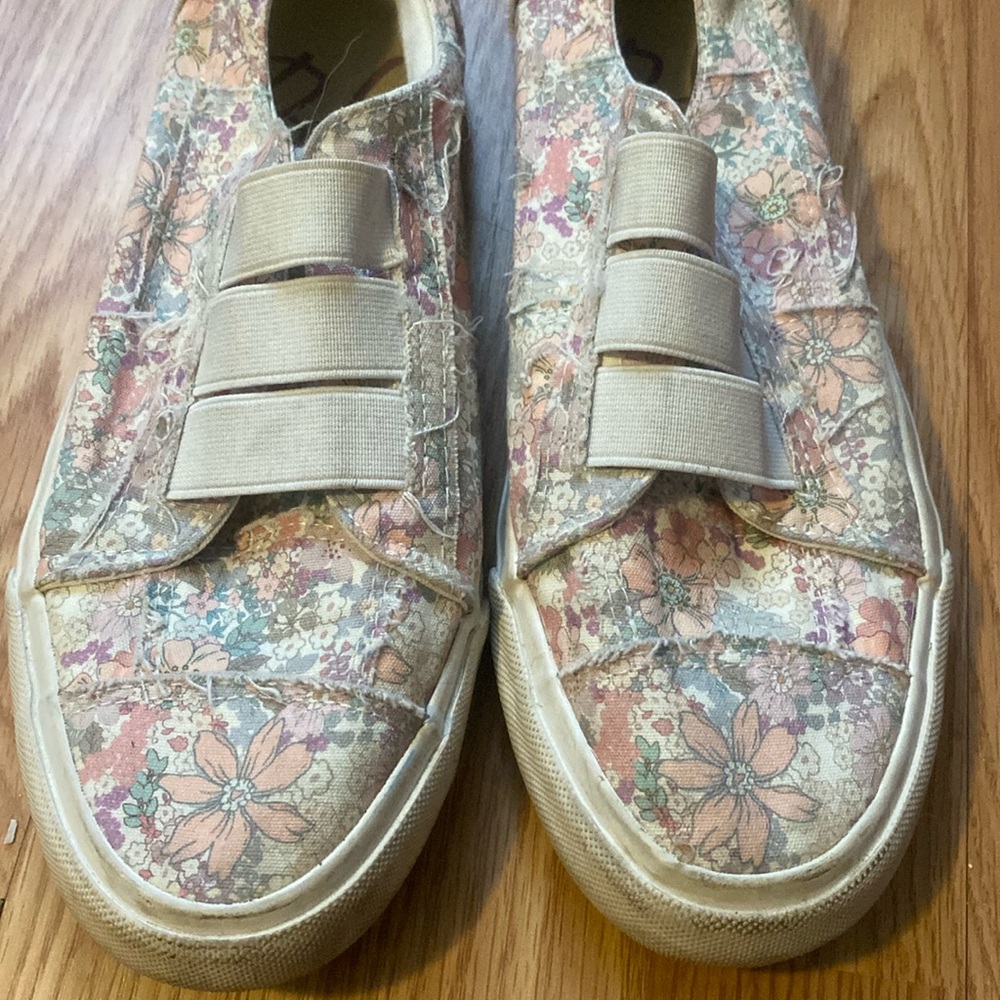 8.5 blow fish slip on shoes
